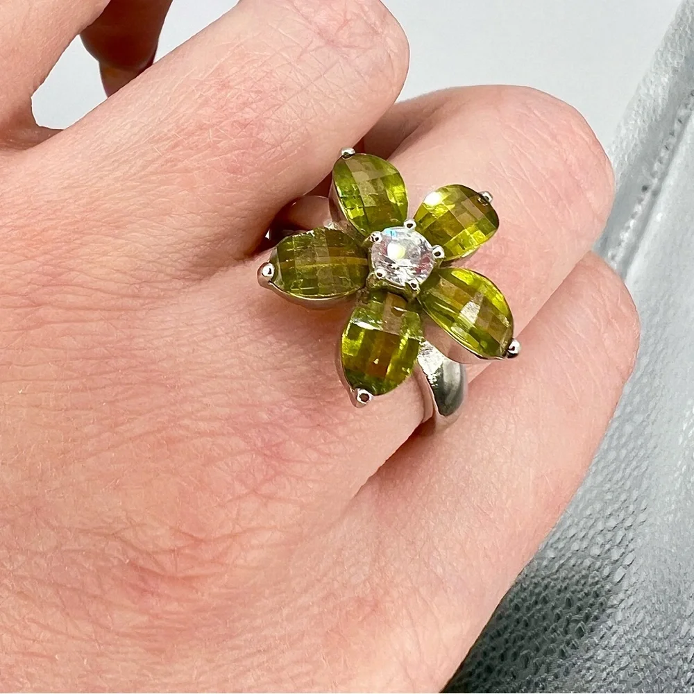 Vintage 925 Sterling Silver Peridot Flower Ring w/ Clear CZ Center, Size 7 - Picture 3 of 4